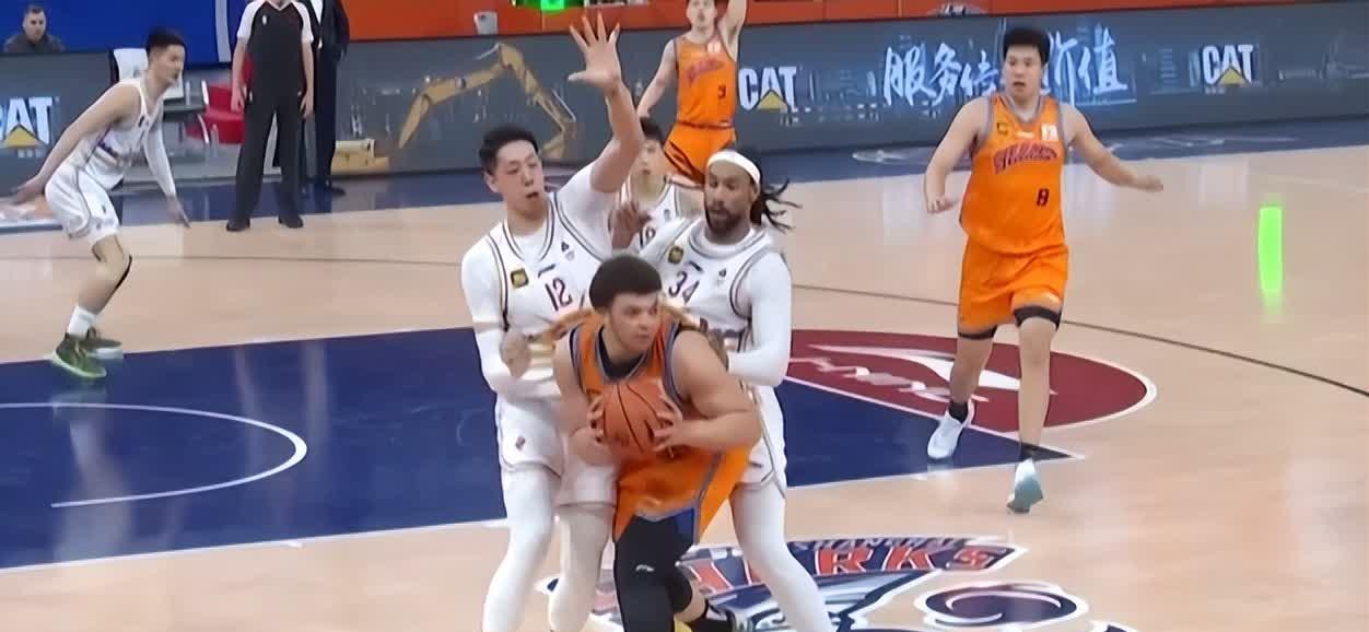 包含国安场边指挥情绪激动，莱比锡队员怒摔水瓶的词条